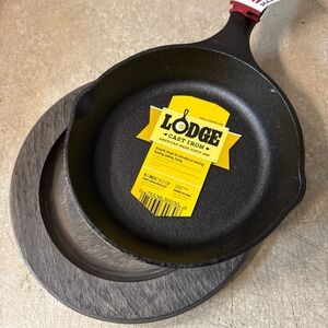 Lodge 6.5 inch  Cast Iron Skillet with Oak serving Trivet NEW
